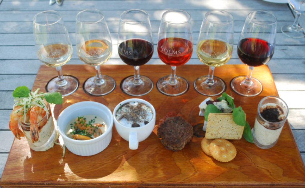 10 Snacks to Go with Wine